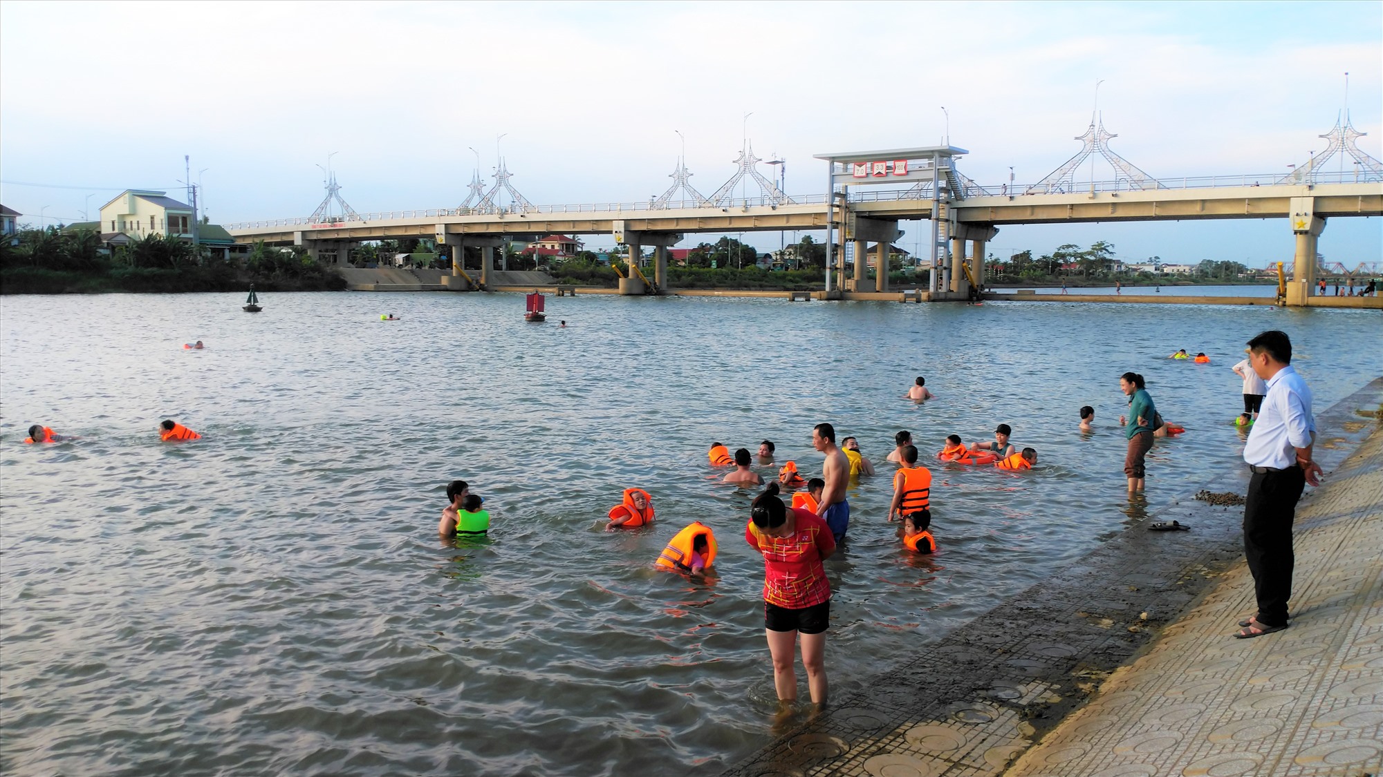 Nguy cơ đuối nước cao với trẻ em tắm ở khu vực đập ngăn mặn sông Hiếu – Ảnh: V.H
