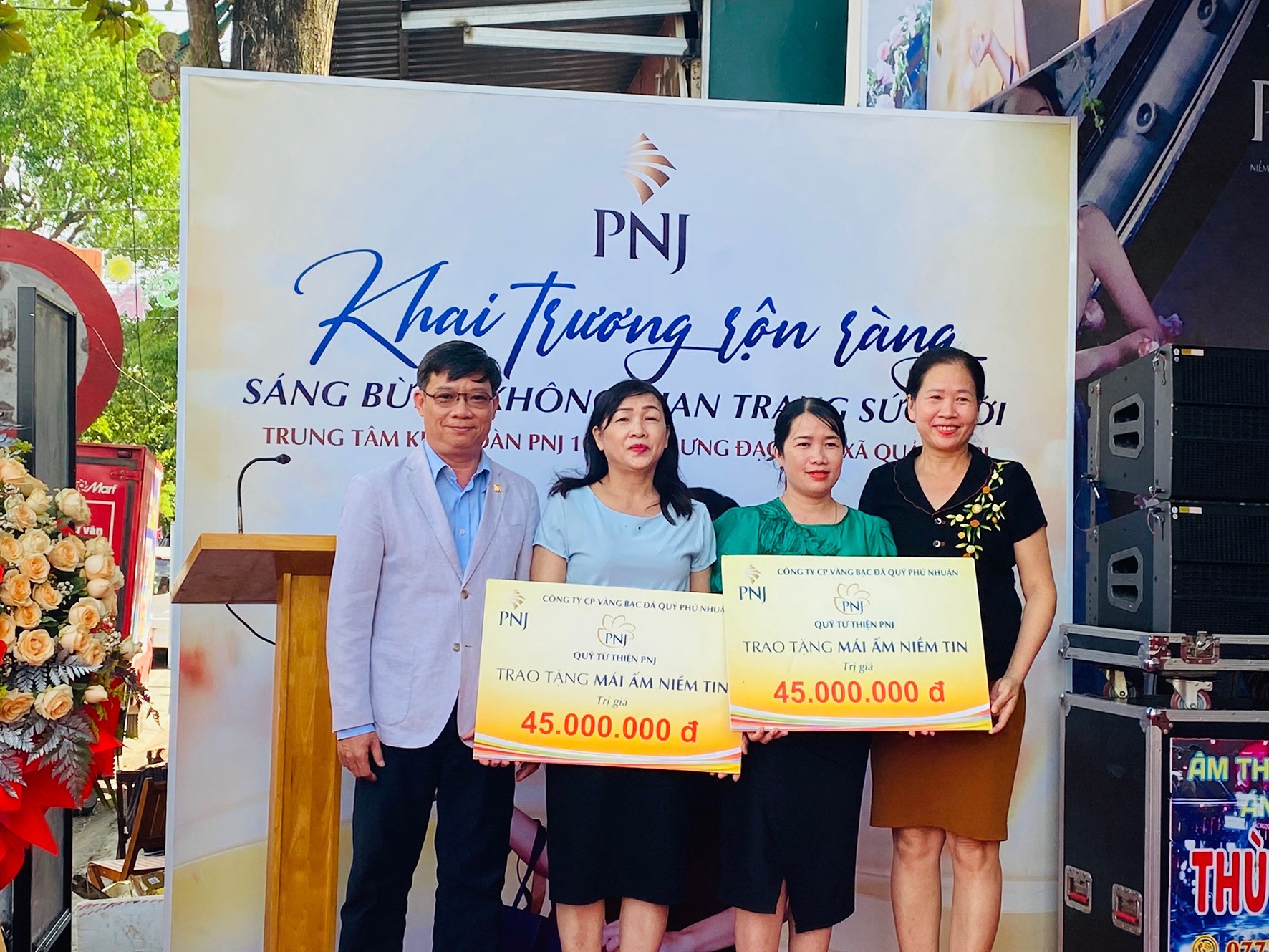 Đại diện PNJ trao tặng 2 nhà “Mái ấm niềm tin” cho các hộ gia đình có hoàn cảnh khó khăn trên địa bàn thị xã Quảng Trị - Ảnh: HG