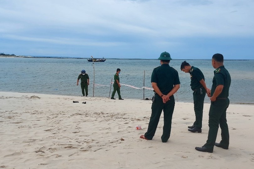 Thi thể nam giới trôi dạt vào bờ biển được lực lượng chức năng bảo vệ tại hiện trường - Ảnh: CTV