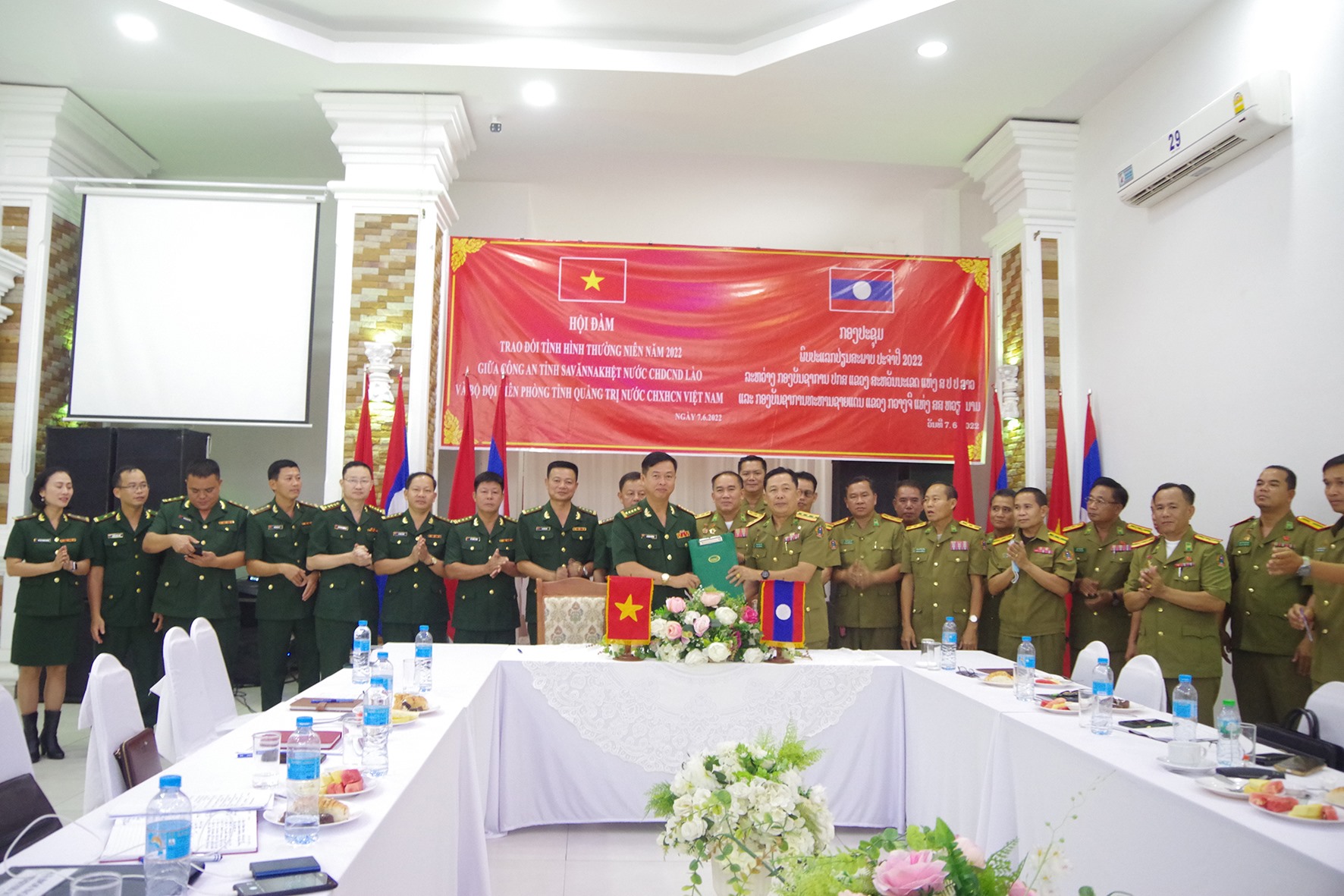 Đại diện BĐBP tỉnh Quảng Trị và Ty An ninh tỉnh Savannakhet ký kết biên bản ghi nhớ-Ảnh: Mạnh Hùng​
