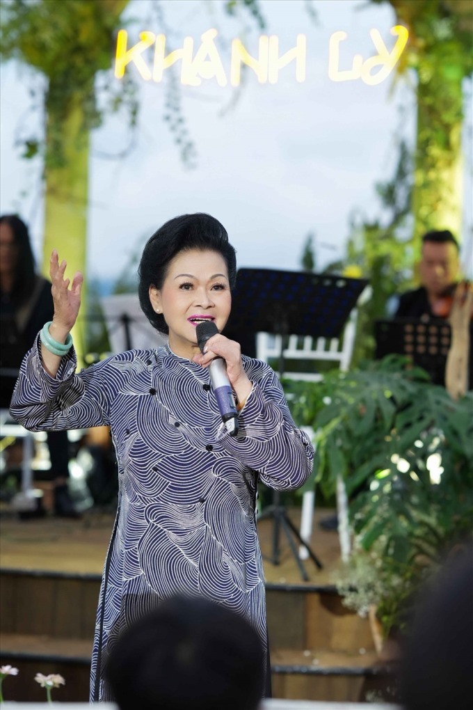Khánh Ly biểu diễn trong đêm nhạc “Dấu chân địa đàng” tại Đà Lạt ngày 25.6 vừa qua.