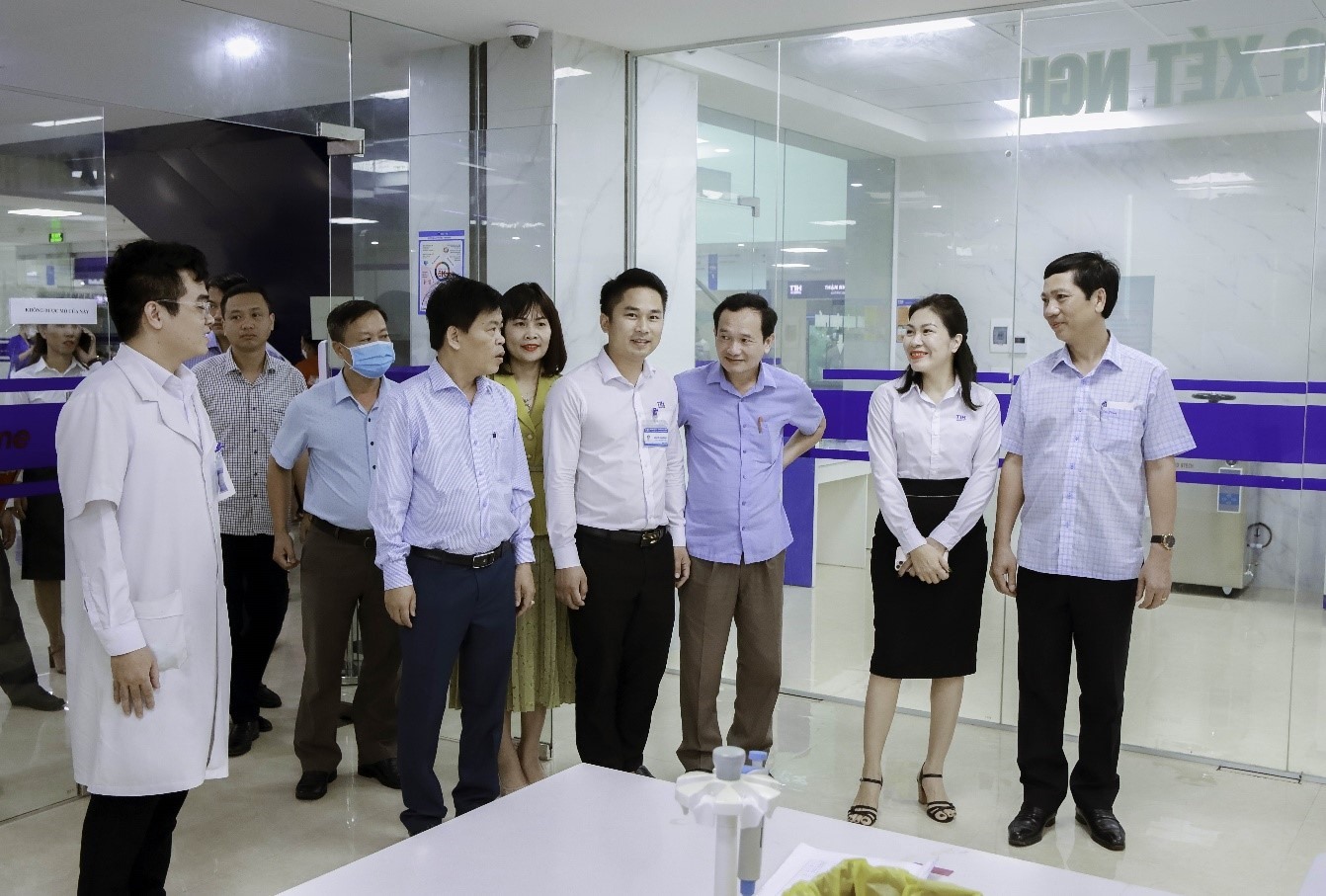 Phó Chủ tịch UBND tỉnh Hoàng Nam tìm hiểu thực tế tại Bệnh viện Đa khoa TTH Hà Tĩnh - Ảnh: Lê Duy