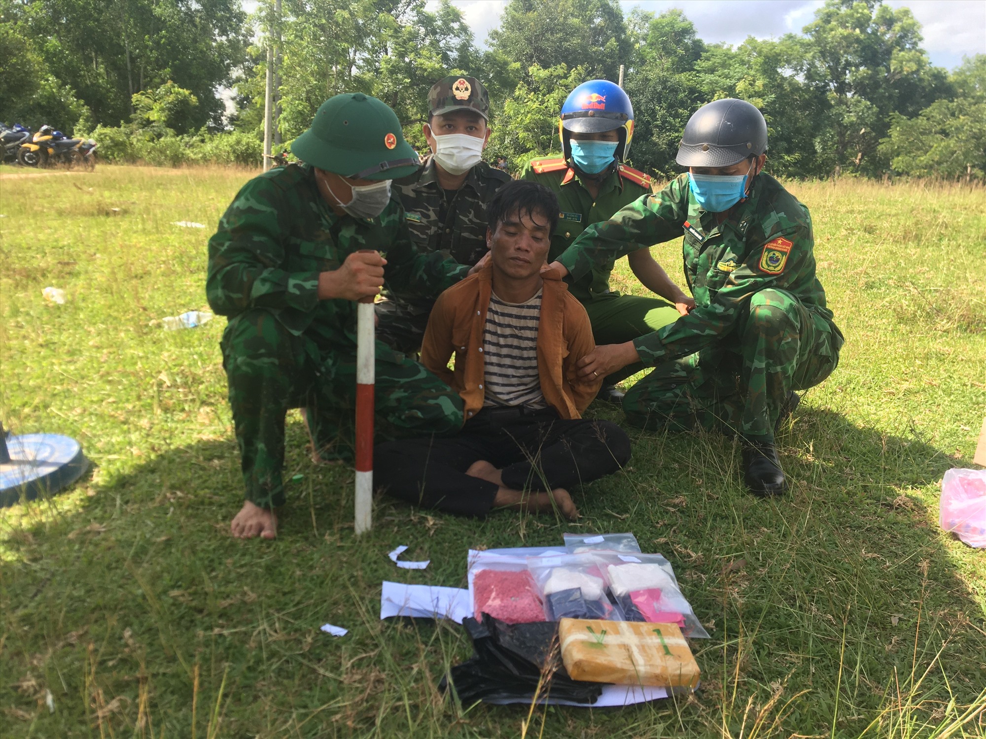 Đối tượng Hồ Văn Nhưn bị bắt giữ khi vận chuyển 6.000 viên ma túy tổng hợp từ Lào về Việt Nam - Ảnh: Mạnh Hùng