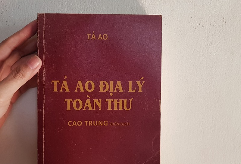 Quyển sách “Tả Ao địa lý toàn thư” mà chị H. đã mua qua điện thoại không đúng như giới thiệu ban đầu -Ảnh: TÚ LINH