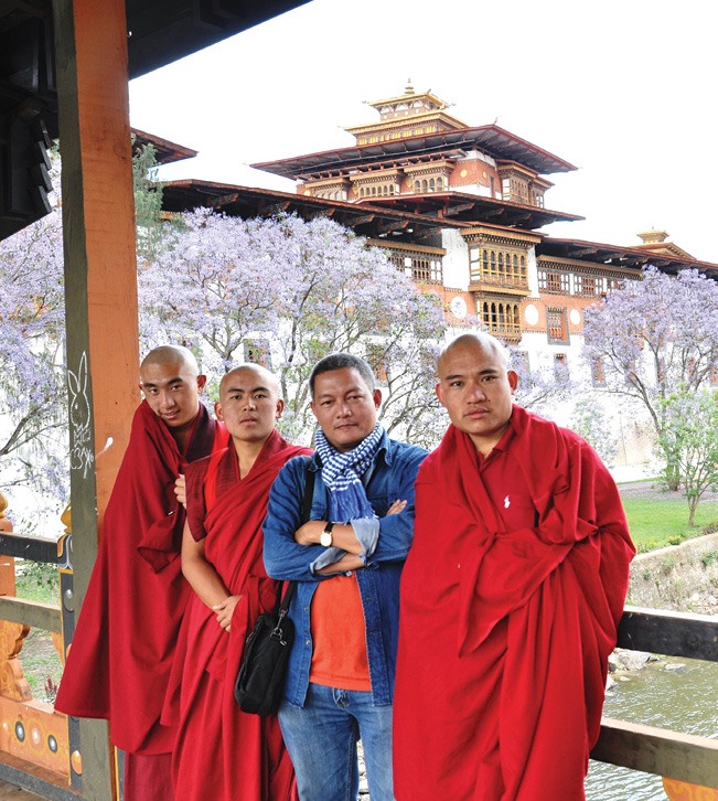 Tác giả và các nhà sư ở Bhutan - Ảnh: L.Đ.D