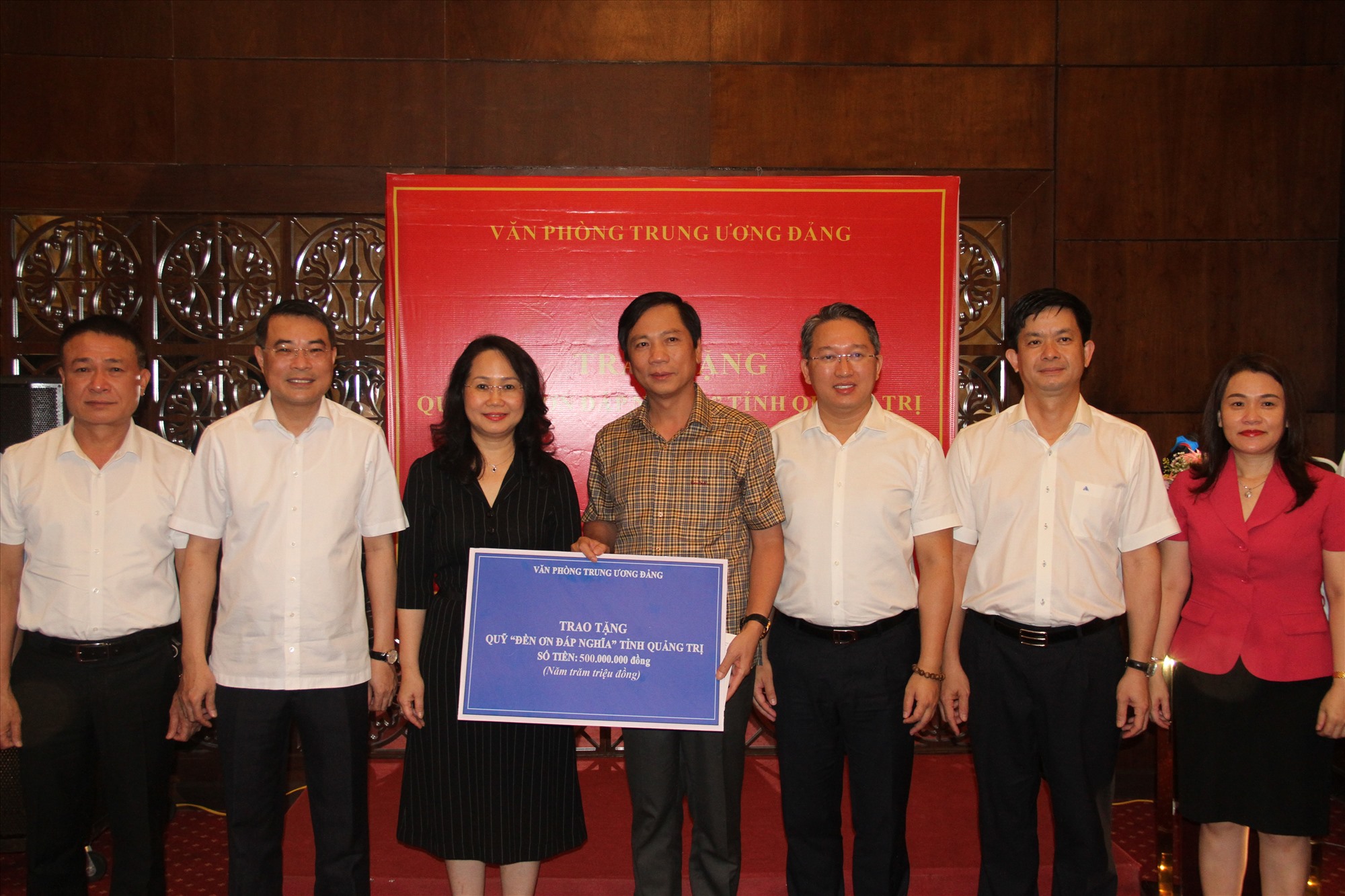 Đoàn công tác của Văn phòng Trung ương Đảng đã trao tặng số tiền 500 triệu đồng cho Quỹ Đền ơn đáp nghĩa tỉnh Quảng Trị - Ảnh: MĐ