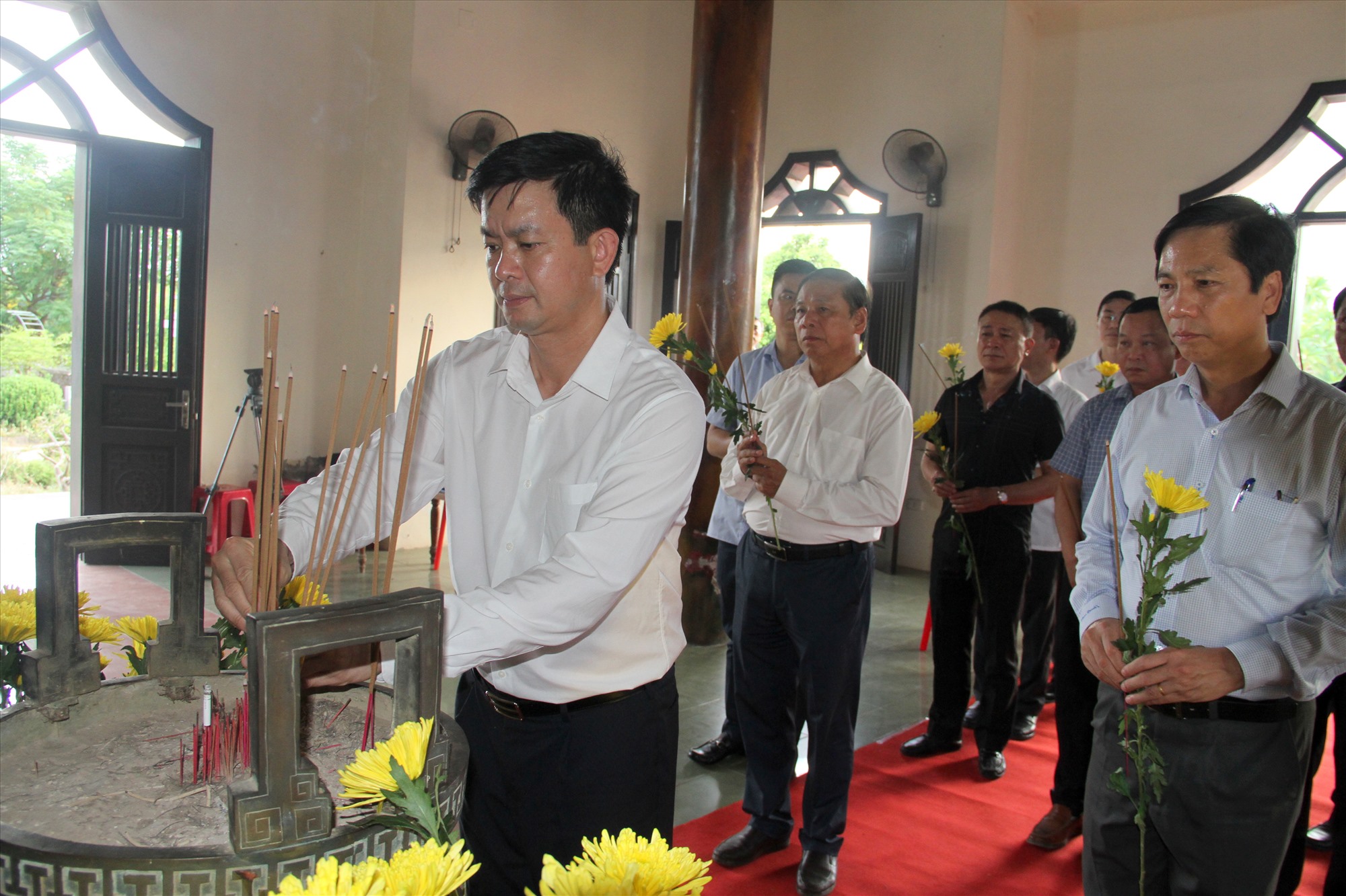 Lãnh đạo tỉnh Quảng Trị dâng hoa, dâng hương tại Khu lưu niệm Tổng Bí thư Lê Duẩn - Ảnh: MĐ