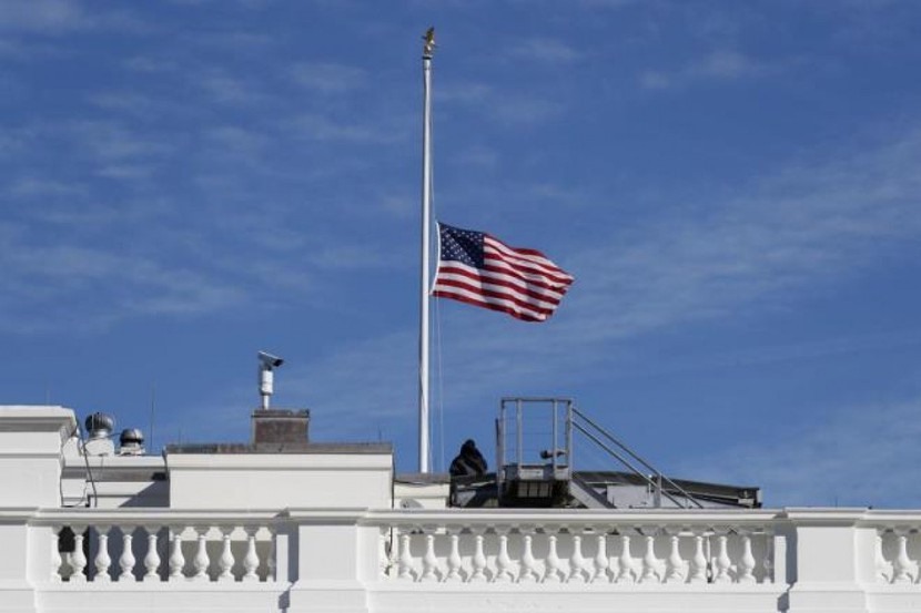 Tổng thống Mỹ Joe Biden đã ra lệnh treo cờ rủ để tưởng nhớ cựu thủ tướng Nhật Bản Abe Shinzo. Ảnh: AP