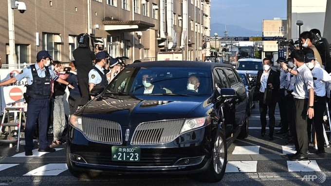 Đám đông vây quanh xe chở thi thể cựu thủ tướng Abe. Ảnh: AFP