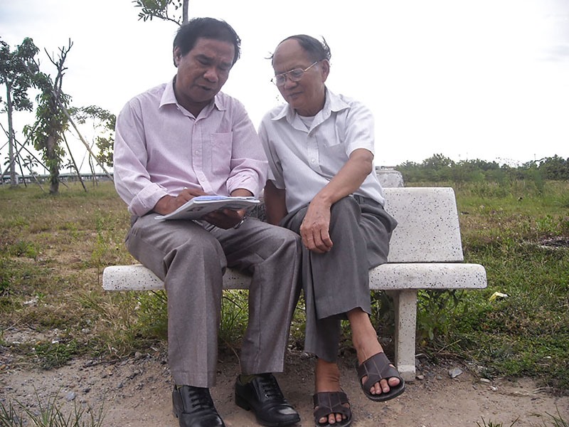 Cựu chiến binh Nguyễn Thanh Bình (bên phải) và tác giả bài viết - Ảnh: N.N.C