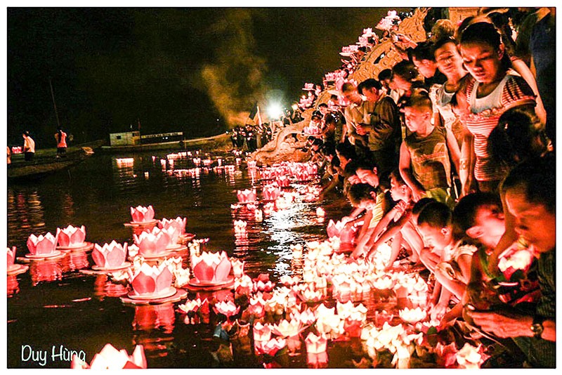 Đêm hoa đăng tri ân các anh hùng liệt sĩ trên sông Thạch Hãn - Ảnh: CTV