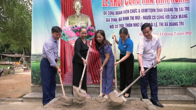 Trưởng Ban Dân vận Tỉnh ủy Lê Thị Lan Hương dự lễ khởi công xây dựng nhà tình nghĩa cho bà Đinh Thị Mùi - Ảnh: Lệ Như