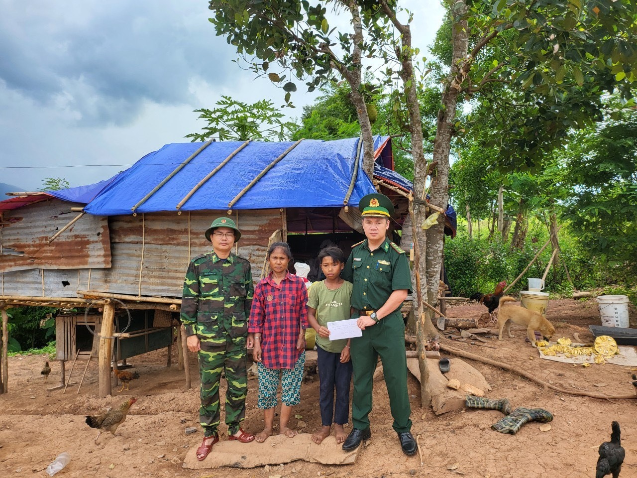 Căn lều tạm bợ được các chiến sỹ Đồn BP Ba Tầng cùng bà con biên giới cất lên cho gia đình ông Rỉa tạm sống qua ngày