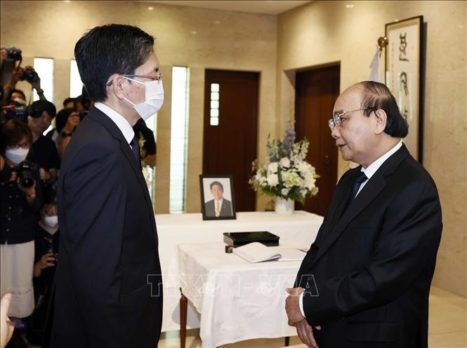 Chủ tịch nước Nguyễn Xuân Phúc chia buồn với cán bộ Đại sứ quán Nhật Bản tại Việt Nam. Ảnh: Thống Nhất/TTXVN