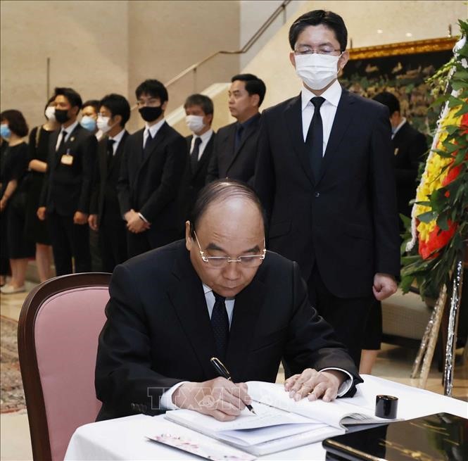 Chủ tịch nước Nguyễn Xuân Phúc ghi sổ tang tưởng niệm cố Thủ tướng Nhật Bản Abe Shinzo. Ảnh: Thống Nhất/TTXVN