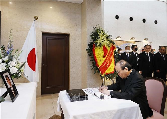 Chủ tịch nước Nguyễn Xuân Phúc ghi sổ tang tưởng niệm cố Thủ tướng Nhật Bản Abe Shinzo. Ảnh: Thống Nhất/TTXVN