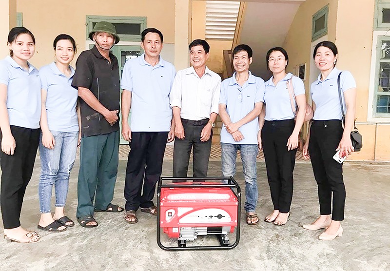 Nhóm Thiện nguyện Liêm Công Phường trao máy phát điện cho người dân thôn Hiền Lương -Ảnh: N.T