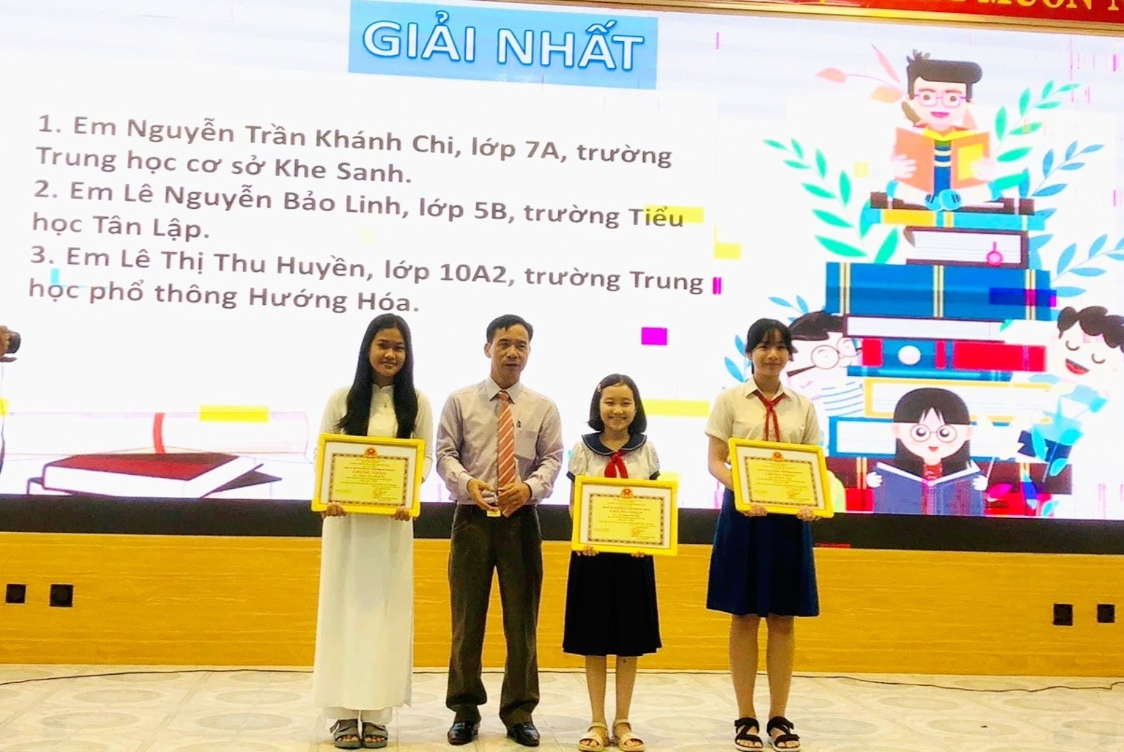 Lãnh đạo huyện Hướng Hóa trao giải Nhất cho các thí sinh tham gia cuộc thi “Đại sứ văn hóa đọc” năm 2022 -  Ảnh: K.S