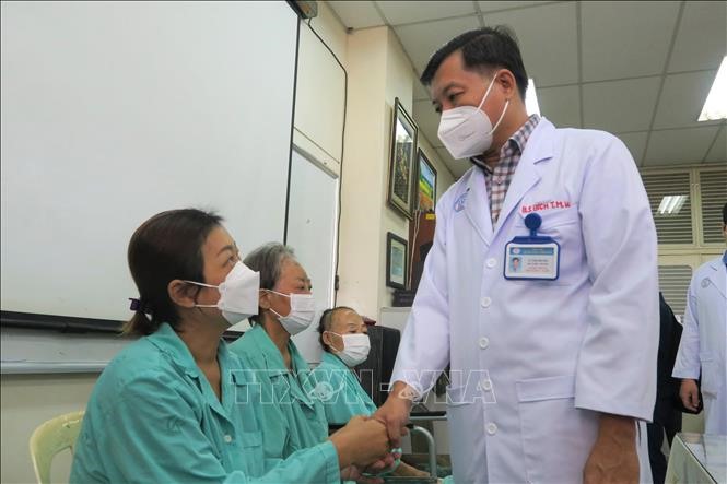 Bác sĩ Trần Anh Bích, Phó Trưởng Khoa Tai Mũi Họng, Bệnh viện Chợ Rẫy chúc mừng và dặn dò các bệnh nhân trước khi xuất viện.