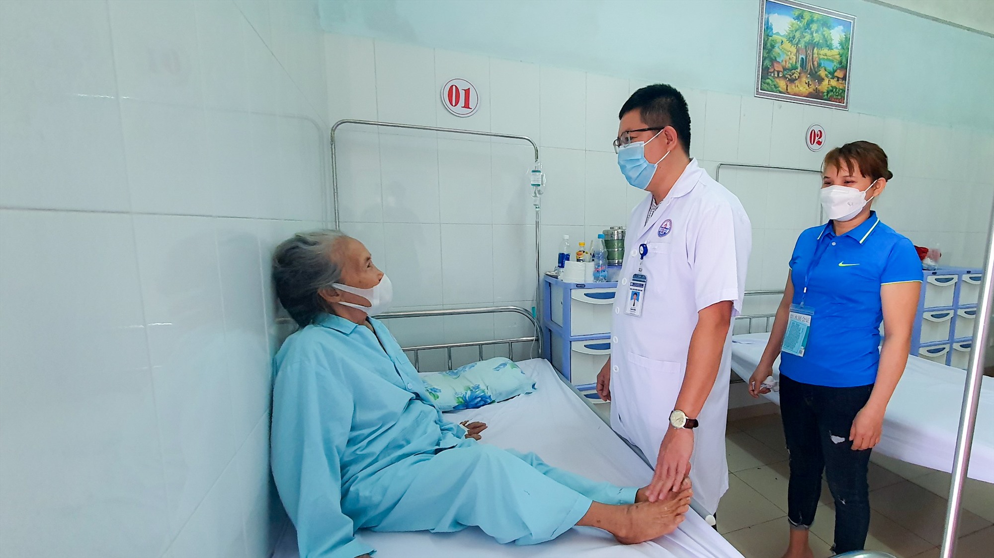 Bệnh nhân Phan Thị Xuyến có thể tự ngồi dậy và đi lại sau hơn 30 phút được thực hiện thủ thuật “đổ xi măng” sinh học điều trị tổn thương đốt sống - Ảnh: Lê Trường