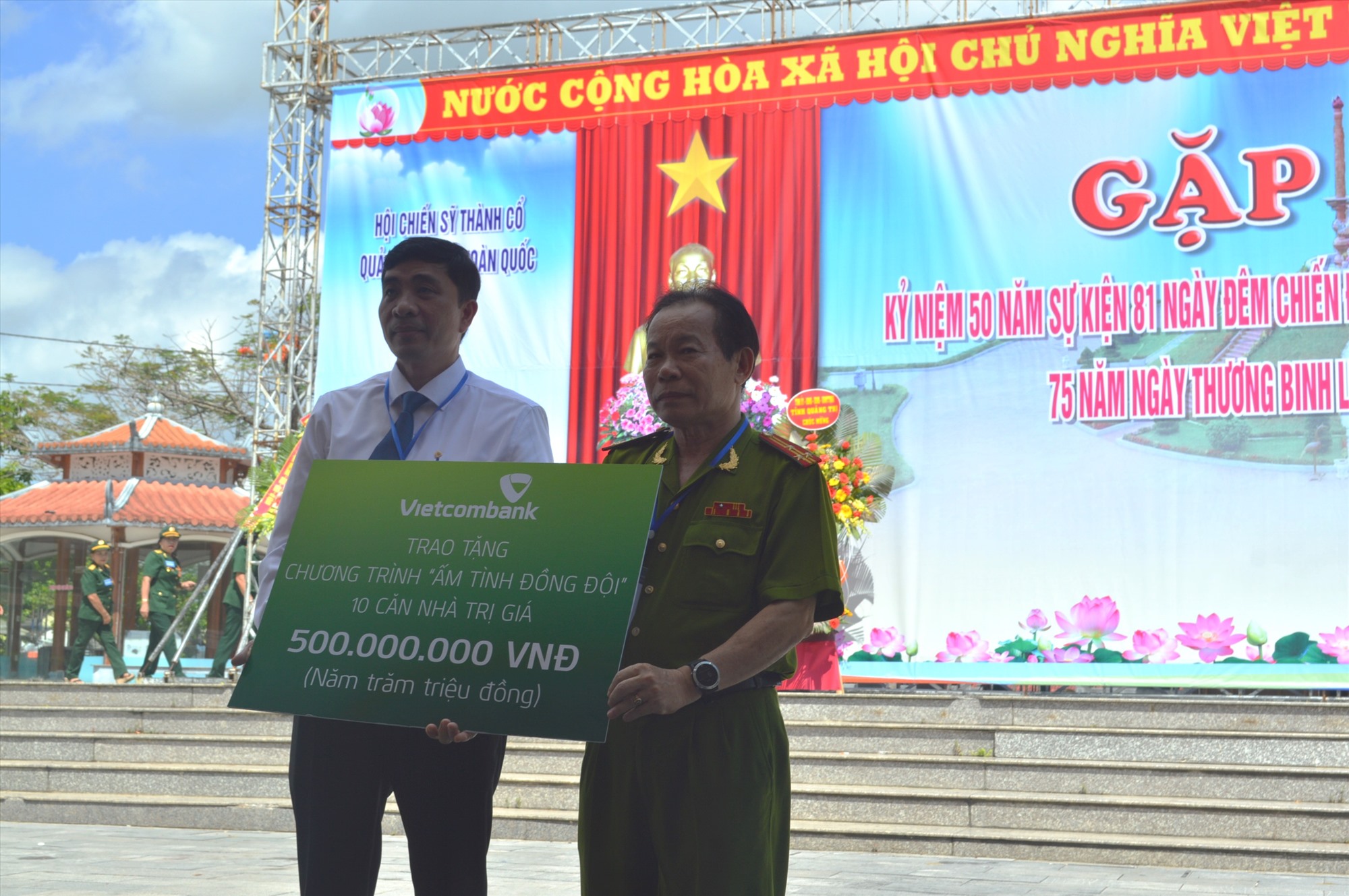 Trao sổ tiết kiệm cho các Bà mẹ Việt Nam anh hùng tại buổi lễ - Ảnh: ĐV