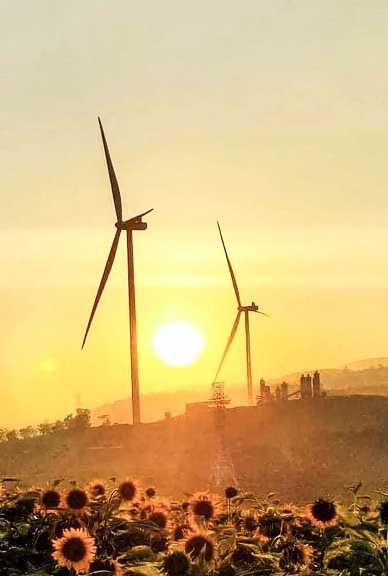 Điện gió, nguồn năng lượng mới trên vùng đất Hướng Hóa - Ảnh: N.K