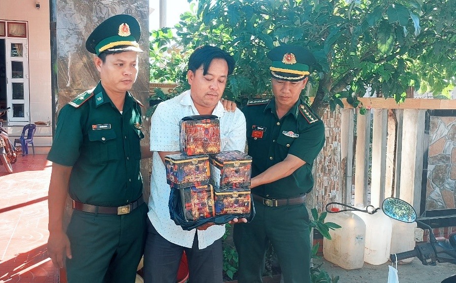 Nguyễn Xuân Hậu bị lực lượng chức năng phát hiện, bắt giữ khi đang vận chuyển pháo lậu - Ảnh: T.L