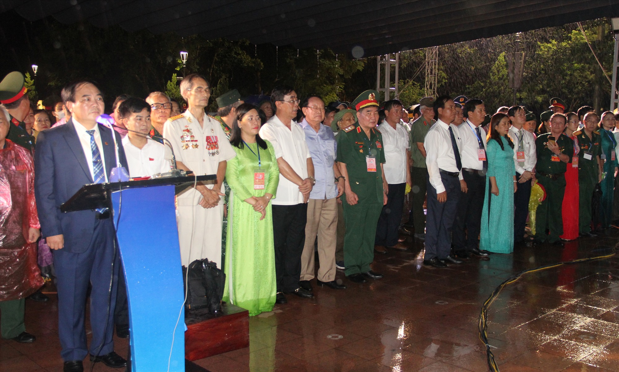 Lãnh đạo tỉnh, thị xã Quảng Trị và các đại biểu tham gia lễ tri ân các anh hùng liệt sĩ tại Thành Cổ Quảng Trị- Ảnh: MĐ
