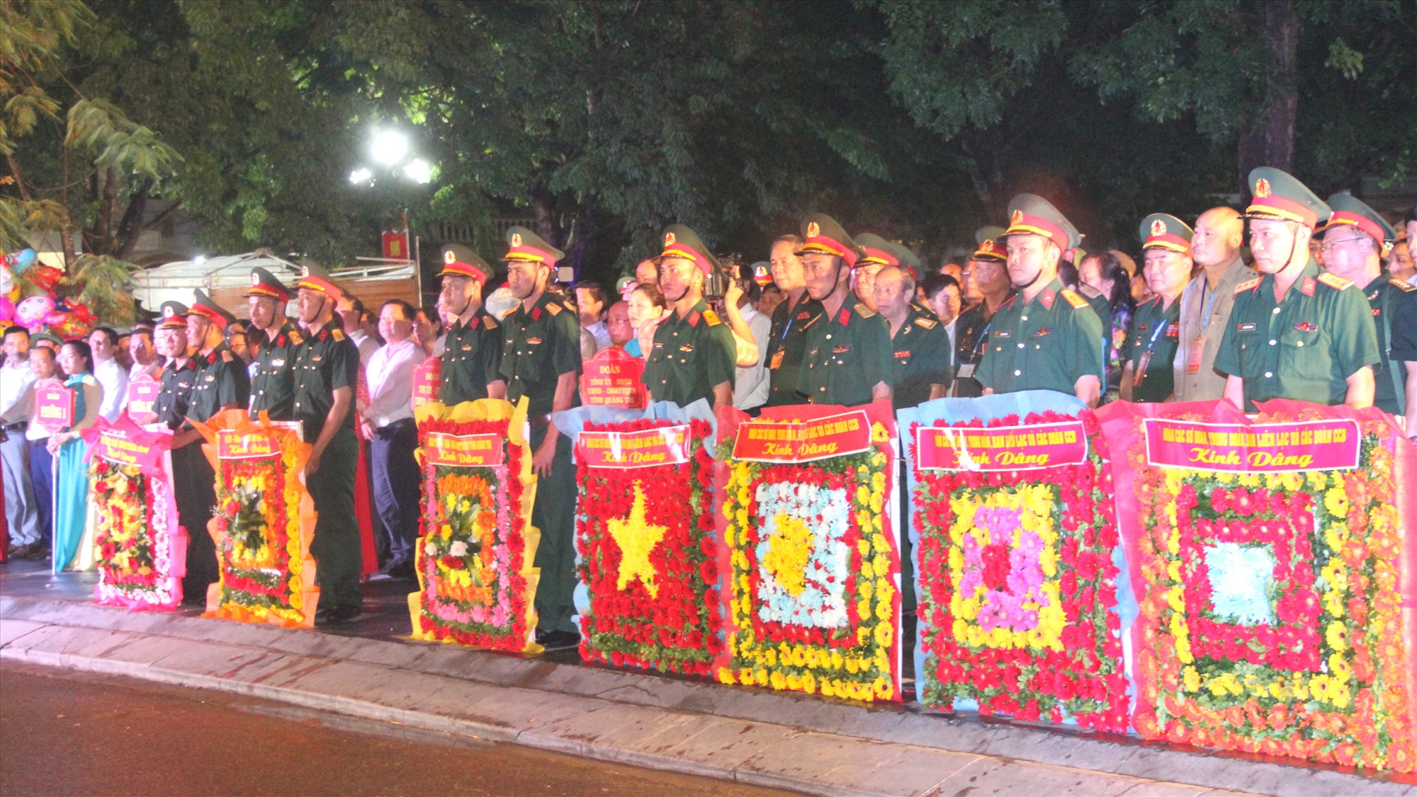 Lãnh đạo tỉnh và các đại biểu, cựu chiến binh tham dự chương trình Đêm hoa đăng tại Nhà hành lễ - Bến thả hoa bờ Nam sông Thạch Hãn - Ảnh: MĐ