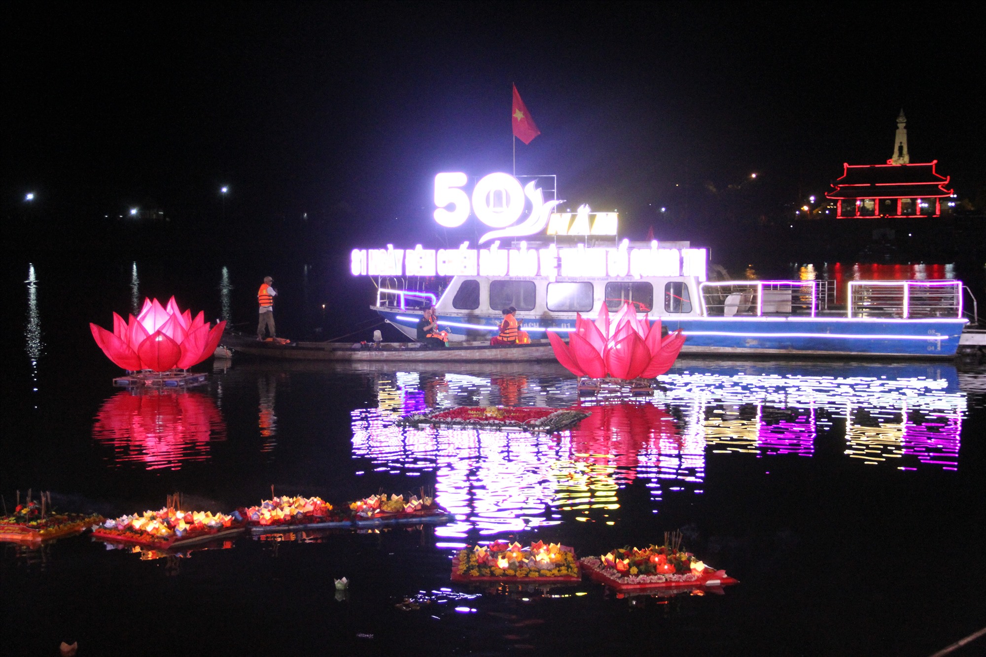 Thả đèn hoa đăng trên sông Thạch Hãn - Ảnh: MĐ