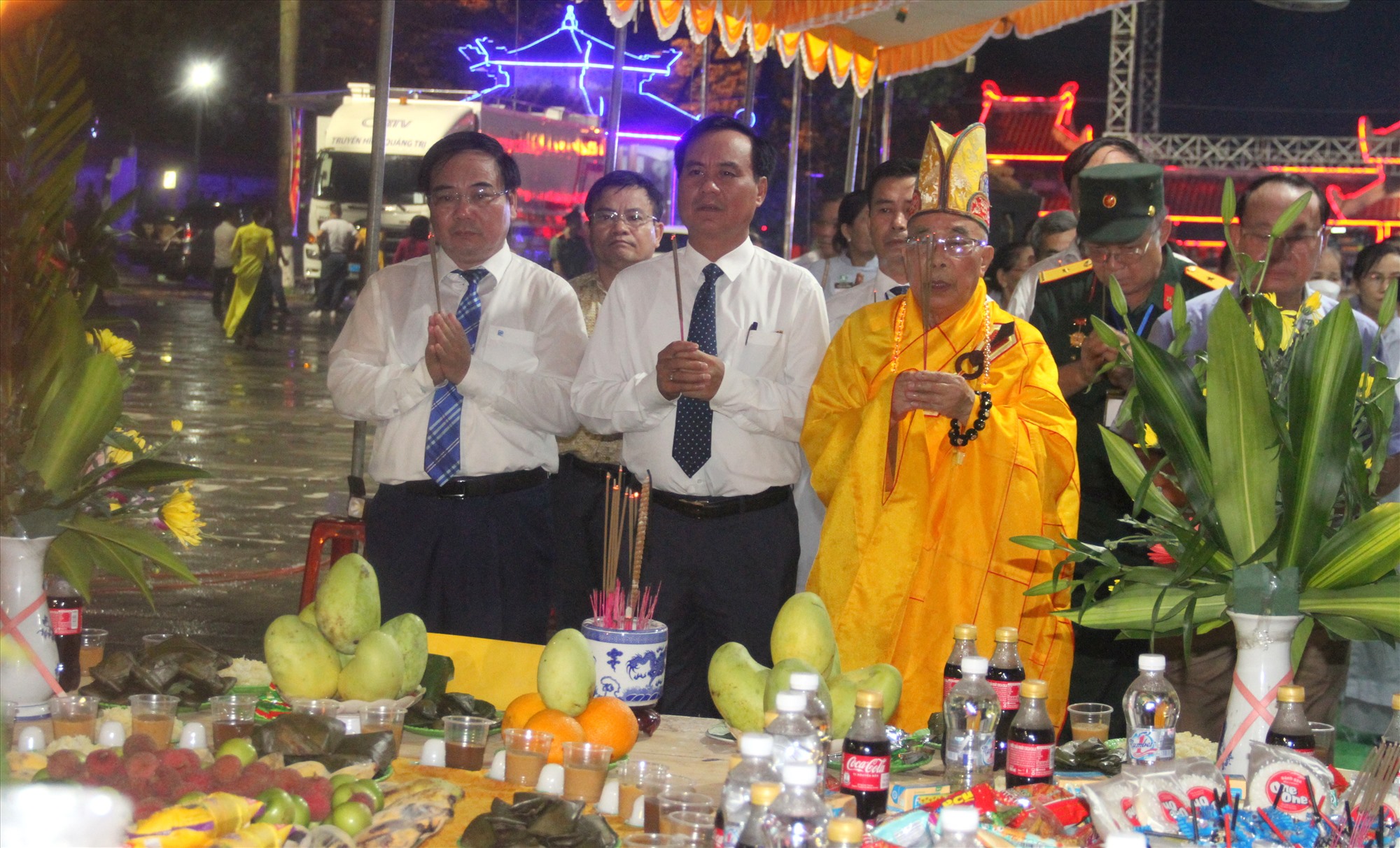 Lãnh đạo tỉnh và thị xã Quảng Trị tham dự lễ cầu siêu tưởng niệm, tri ân các anh hùng liệt sĩ - Ảnh: MĐ