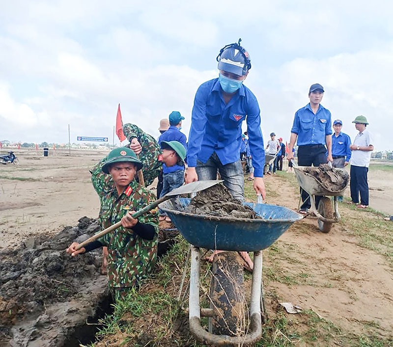 Đoàn viên thanh niên tham gia cải tạo đồng ruộng, khắc phục hậu quả thiên tai năm 2020 trên địa bàn xã Triệu Giang, Triệu Phong - Ảnh: B.B