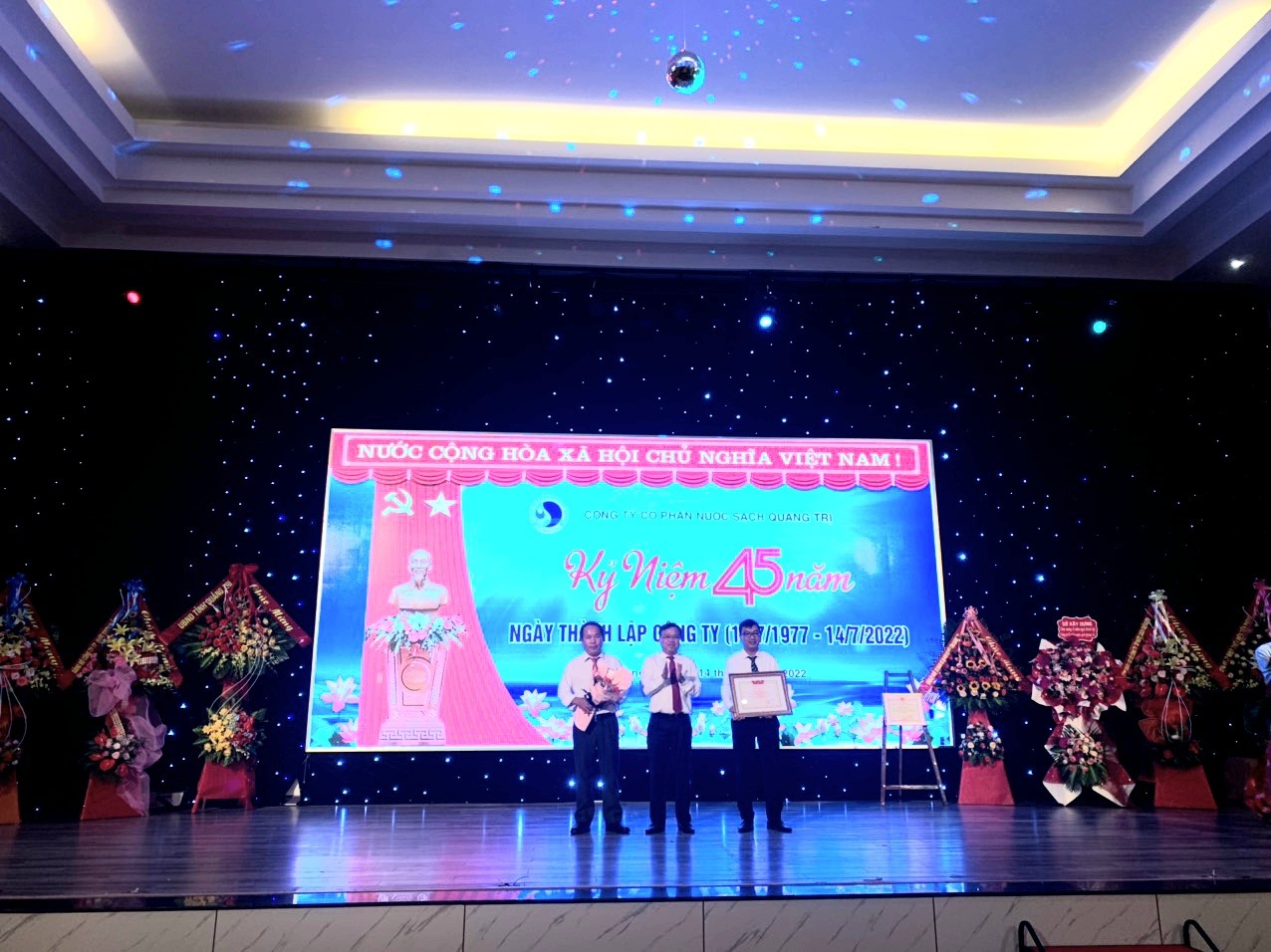 Phó Chủ tịch UBND tỉnh Lê Đức Tiến trao tặng bằng khen của Bộ trưởng Bộ Xây dựng cho Công ty Cổ phần Nước sạch Quảng Trị vì đã có thành tích xuất sắc trong các phong trào thi đua yêu nước của ngành xây dựng năm 2021 - Ảnh: H.T