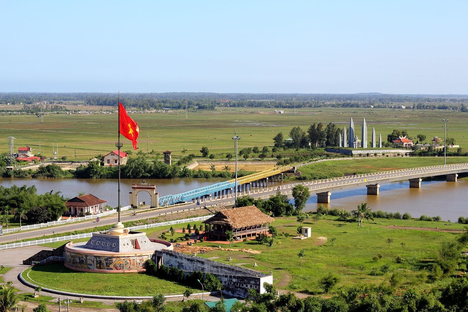 Cụm di tích lịch sử cầu Hiền Lương - sông Bến Hải. Ảnh: TRẦN TIẾN