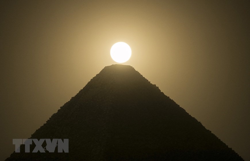 Siêu trăng được chiêm ngưỡng từ Giza, Ai Cập. (Nguồn: THX/TTXVN)