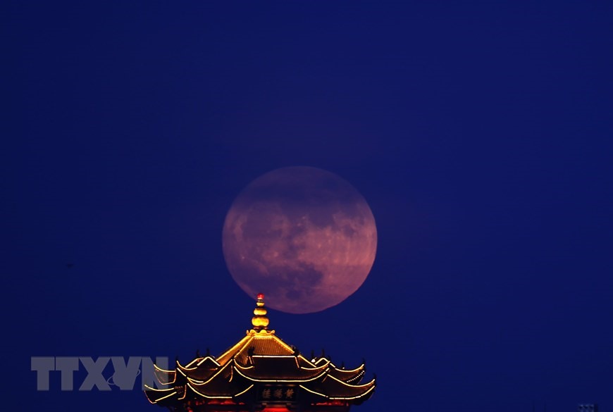 Siêu trăng được chiêm ngưỡng từ Hồ Bắc, Trung Quốc. (Nguồn: THX/TTXVN)