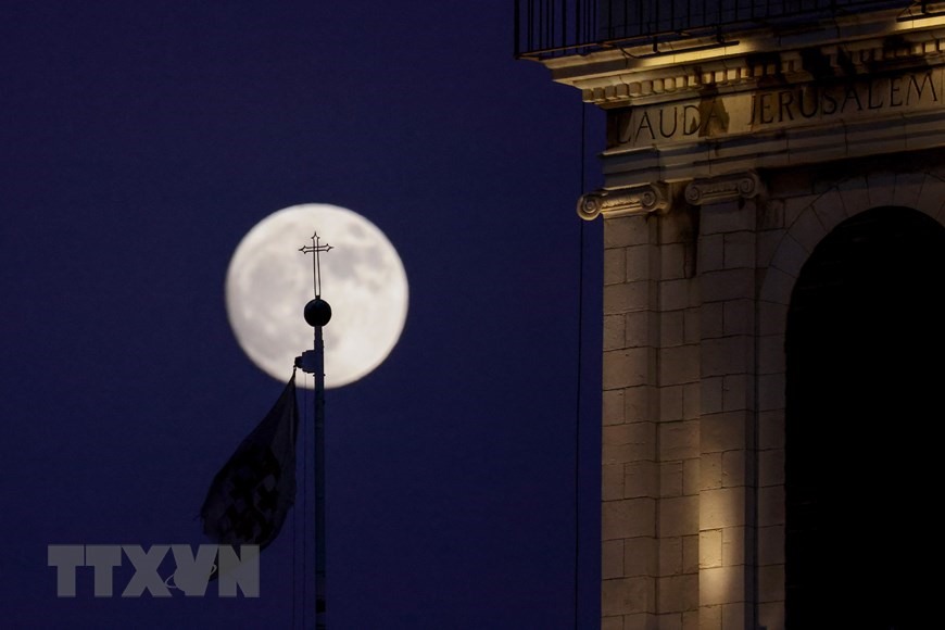 Siêu trăng được chiêm ngưỡng từ Jerusalem. (Nguồn: THX/TTXVN)