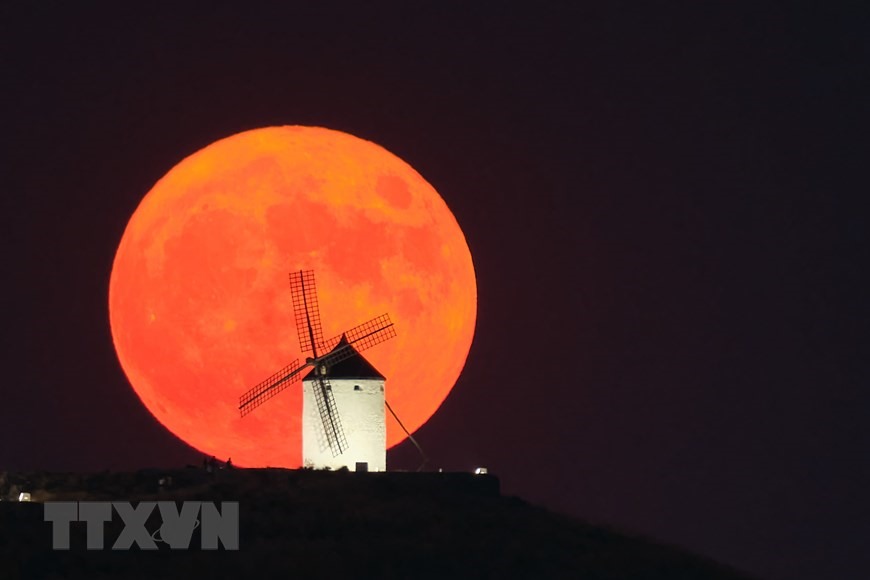 Siêu trăng được chiêm ngưỡng từ Consuegra, Tây Ban Nha. (Nguồn: THX/TTXVN)