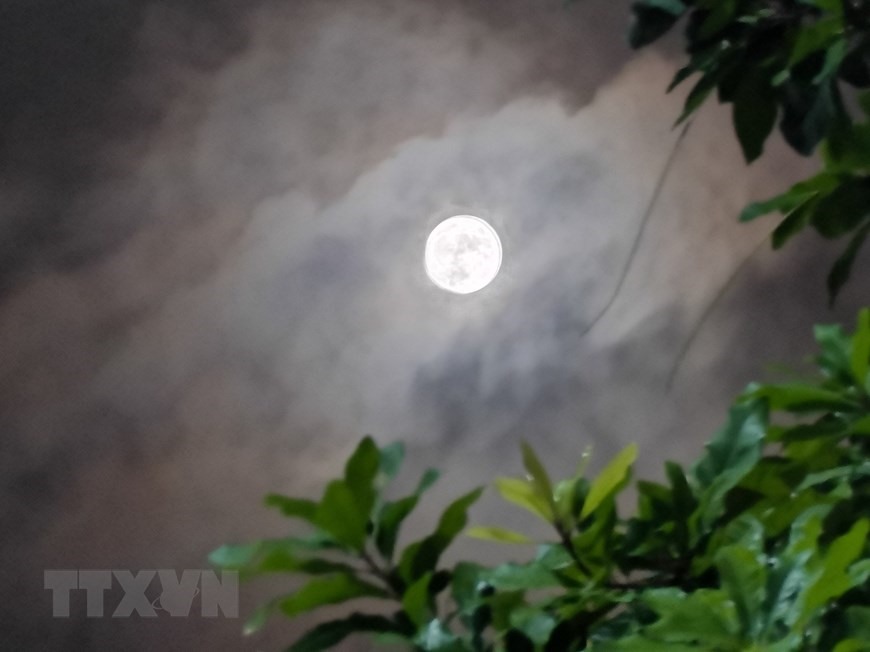 Siêu trăng trên bầu trời Hà Nội. (Ảnh: Thanh Tùng/TTXVN)