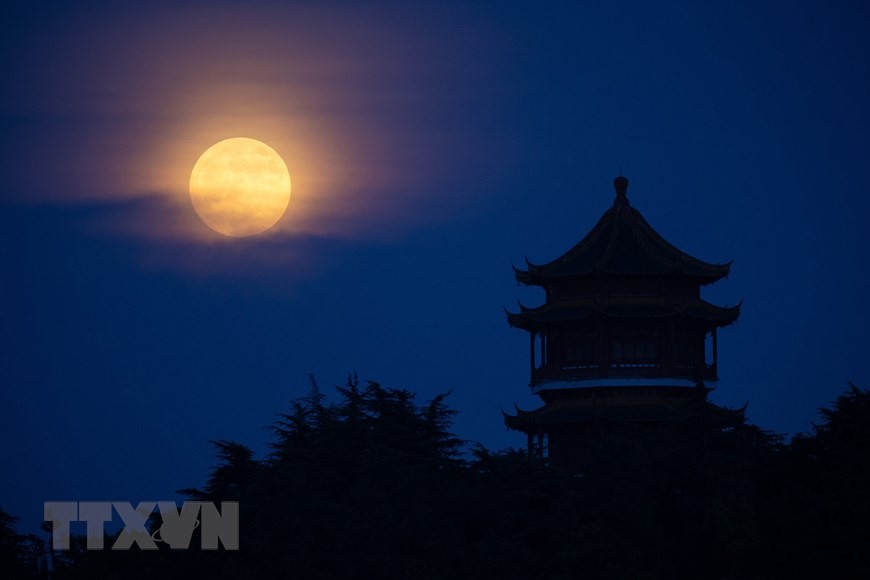Siêu trăng được chiêm ngưỡng từ Giang Tô, Trung Quốc. (Nguồn: THX/TTXVN)