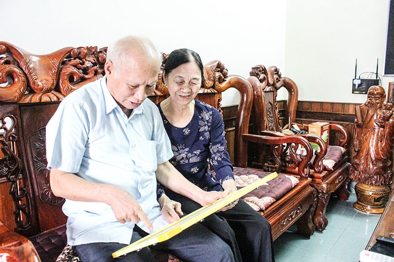 Vợ chồng ông Lê Công Thuận ôn lại những kỷ niệm thời chiến tranh - Ảnh: T.T