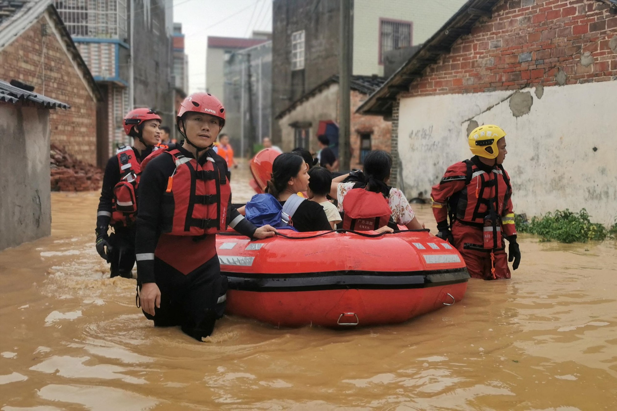 Lũ lụt ở Trung Quốc. Ảnh: Reuter.