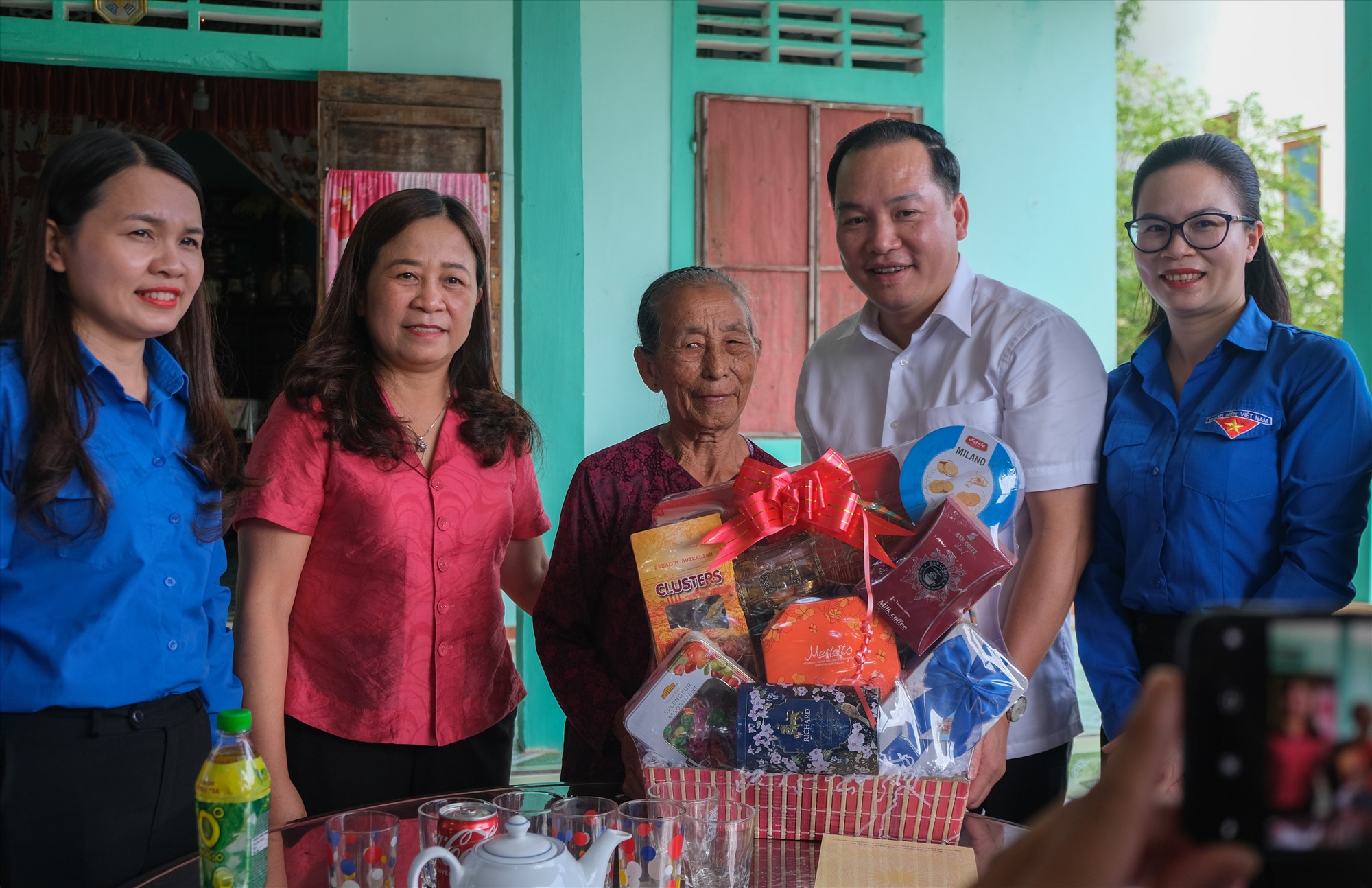 Tặng quà cho các em nhỏ mồ côi cha mẹ đang được chăm sóc  tại Trung tâm Điều dưỡng người có công và Bảo trợ xã hội - Ảnh: Trần Tuyền