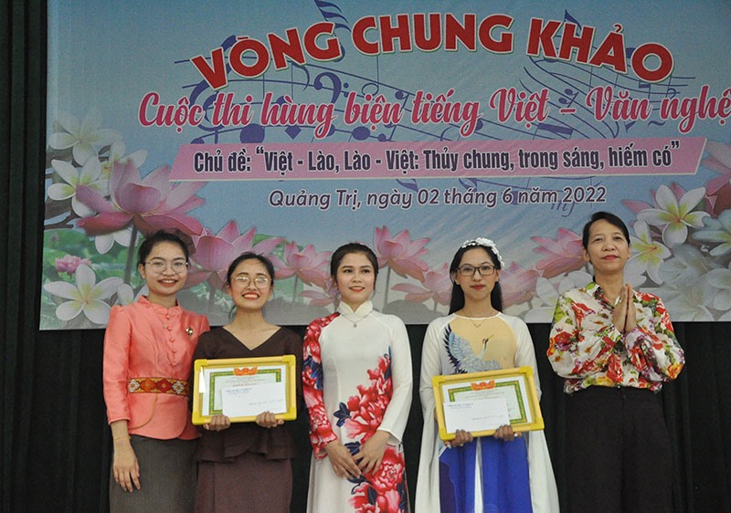 Giám đốc Sở Ngoại vụ Nguyễn Triều Thương (thứ nhất, phải sang) trao giấy khen cho đội thi đến từ lớp Dược K6A gồm 3 nữ sinh đứng ở phía tay trái - Ảnh: Q.H