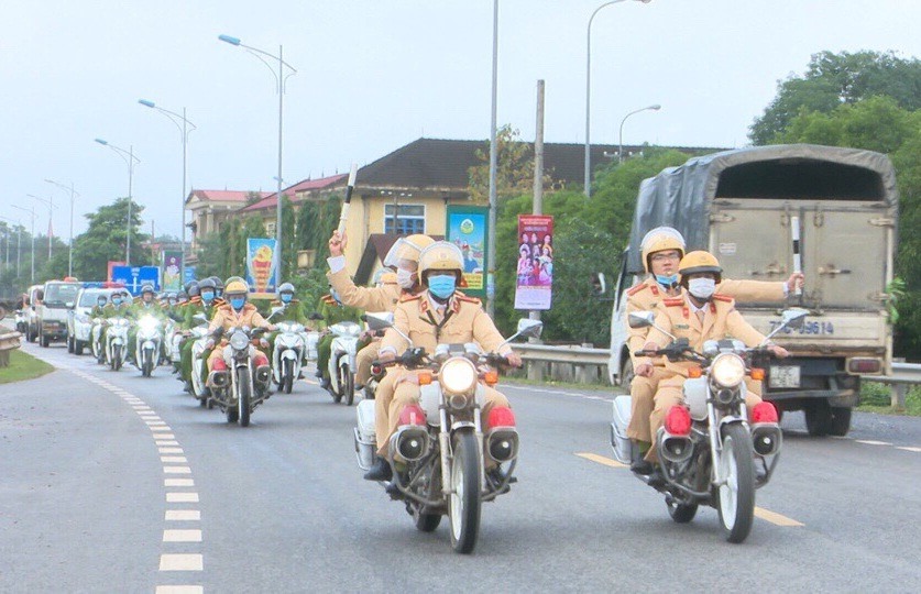 Công an tỉnh Quảng Trị ra quân tấn công, trấn áp tội phạm đảm bảo trật tự an toàn giao thông - Ảnh: N.B