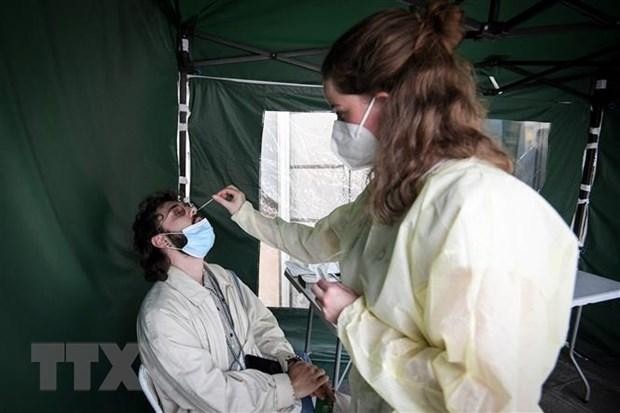 Nhân viên y tế lấy mẫu xét nghiệm COVID-19 cho người dân tại Paris, Pháp ngày 6/7/2022. (Ảnh: AFP/TTXVN)