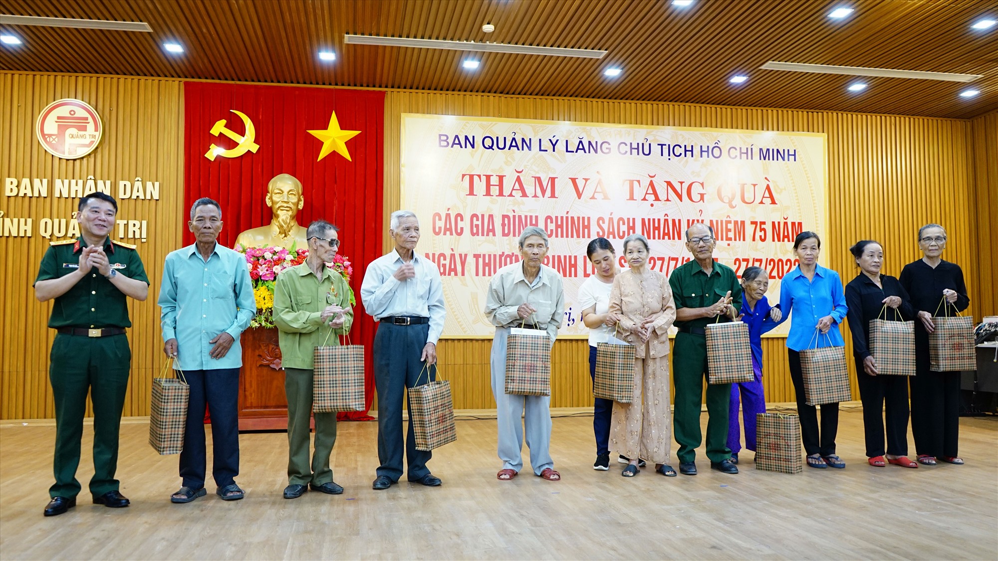 Đại tá Phạm Văn Hiếu, Phó Chính ủy Bộ Tư lệnh bảo vệ Lăng Chủ tịch Hồ Chí Minh tặng quà cho các gia đình chính sách - Ảnh: L.A