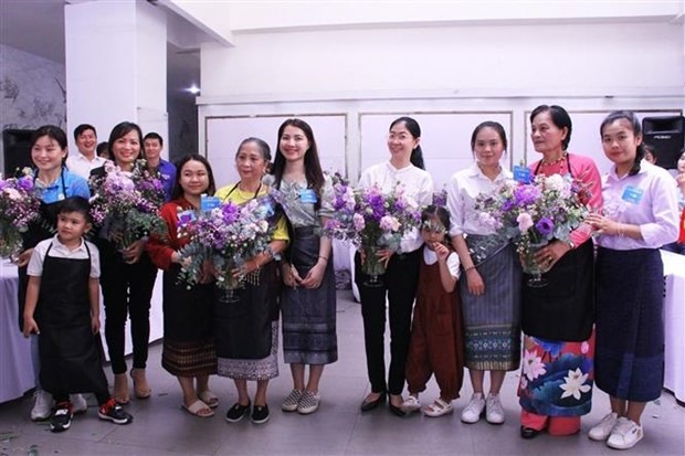 Du học sinh Lào, Campuchia cùng các gia đình người Việt tham gia cắm hoa nghệ thuật tại chương trình “Ngày hội Gia đình Việt Nam-Lào-Campuchia” tại Thành phố Hồ Chí Minh, ngày 26/6/2022. (Ảnh: Thu Hương/TTXVN)