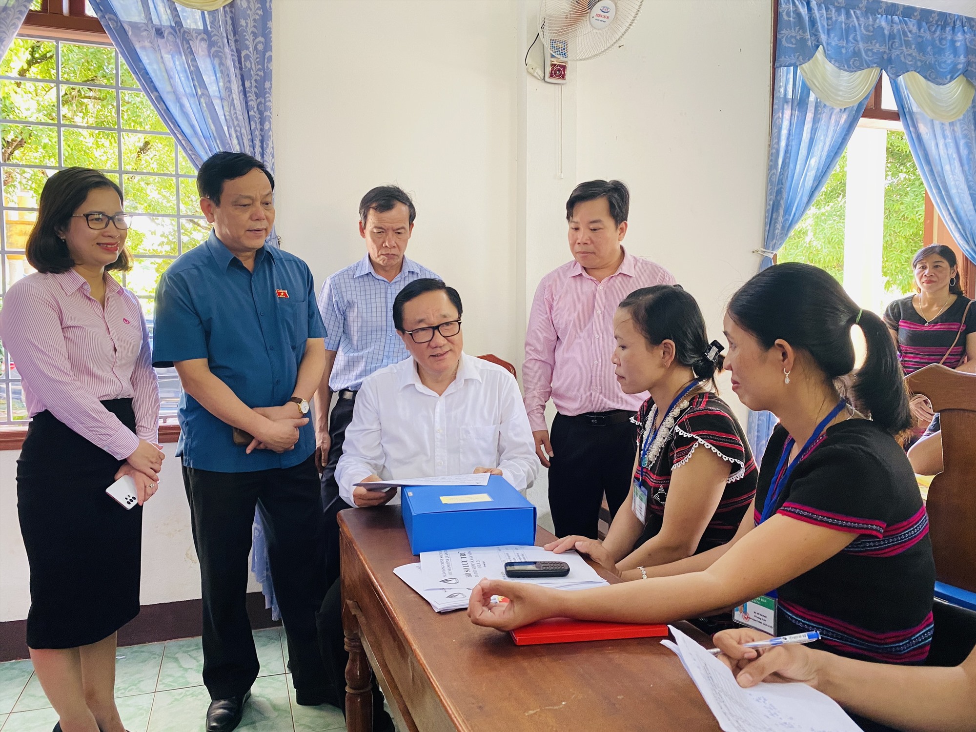 Đoàn công tác kiểm tra công tác giao dịch tại xã A Bung, huyện Đakrông - Ảnh: T.P