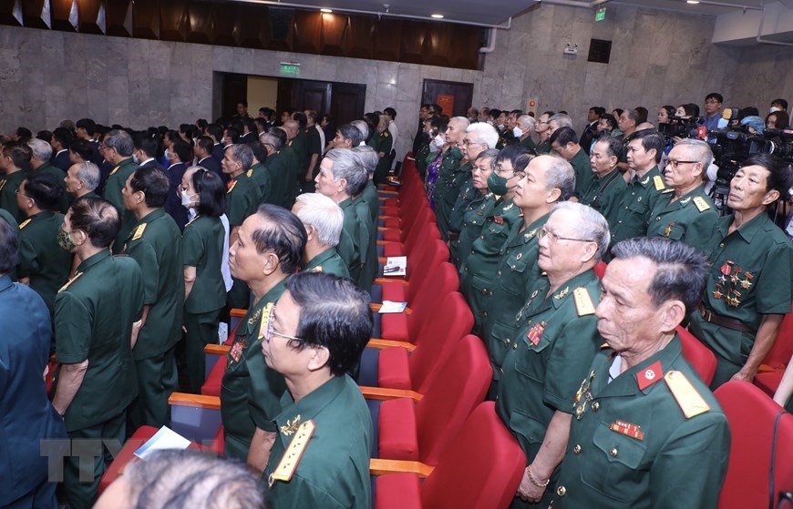 Các cựu chiến binh, quân tình nguyện, chuyên gia Việt Nam từng chiến đấu và công tác tại Lào dự lễ kỷ niệm. (Ảnh: Lâm Khánh/TTXVN)